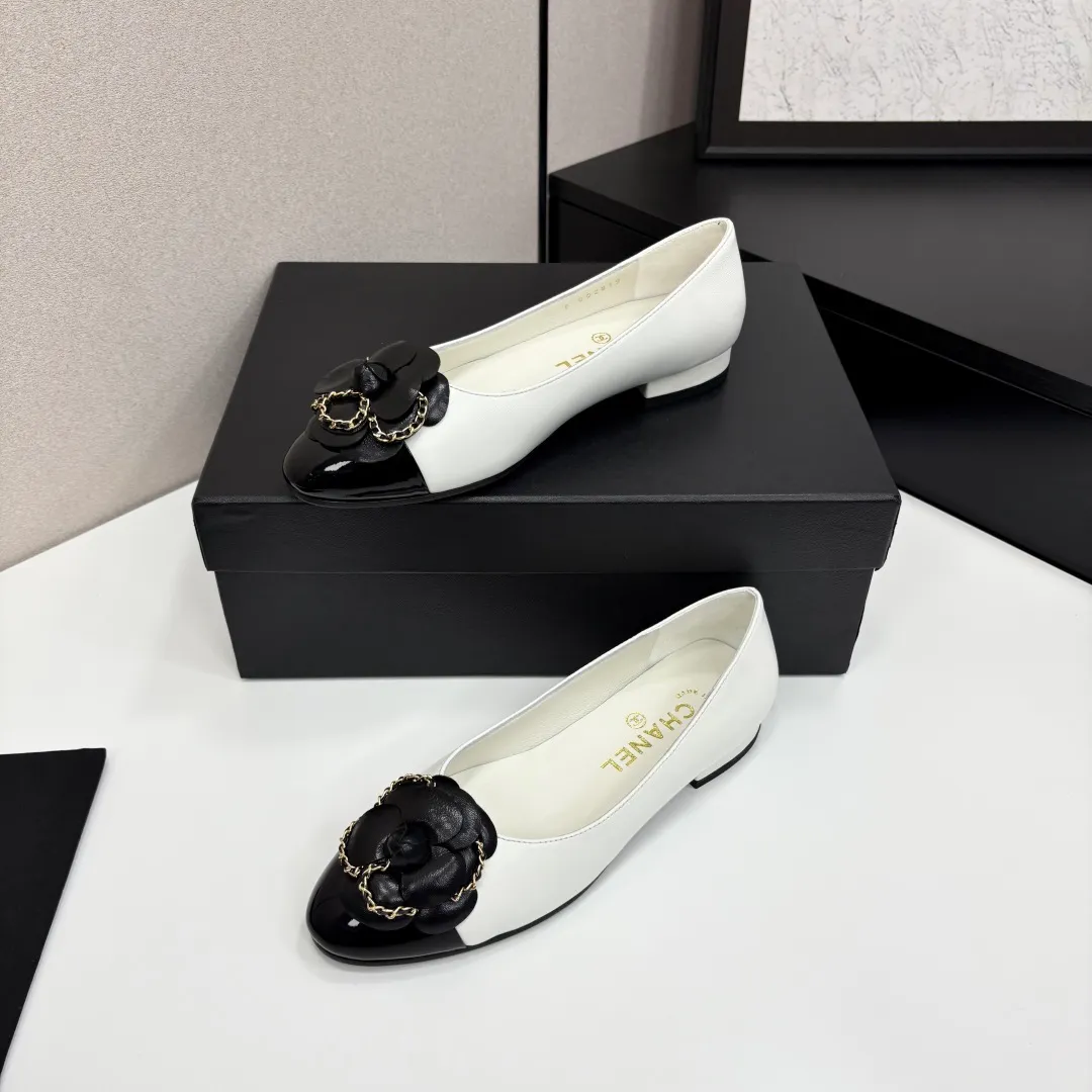 👟👟Ex-factory price 580👟👟 CHANEL｜Chanel Chanel 25C early spring new product Camellia series flat shoes This season’s Camellia series is really beautiful😍 Grandma Xiang’s family has always been elegant and ladylike, full of high-end sense! It’s very nice on the feet~ Whether worn barefoot or paired with skirts or trousers, it’s very versatile! Incomparably beautiful! Extraordinarily fairy 🧚 Overwhelmingly girly‼ ️ The upper is made of imported lambskin, the lining is made of mixed sheepskin, and the Italian A-grade leather outsole Size: 35-39 (40/41 customized)